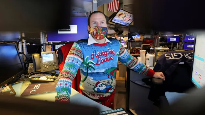 Obchodník newyorské burzy ve vánočním svetru