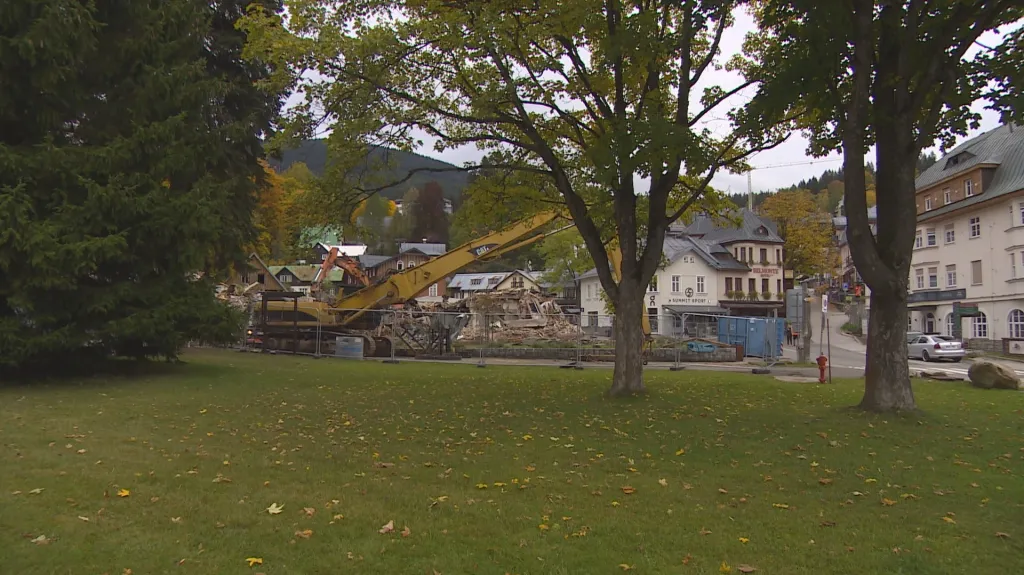 Demolice budovy v centru Špindlerova Mlýna