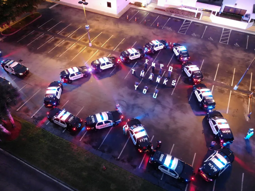 Policejní oddělení ve Fort Myers na Floridě udělala ze služebních aut srdce jako poděkování zdravotníkům v nemocnici Lee Memorial Hospital