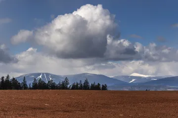 Platí výstraha meteorologů před silným větrem. Ten zastavil horní úsek lanovky na Sněžku