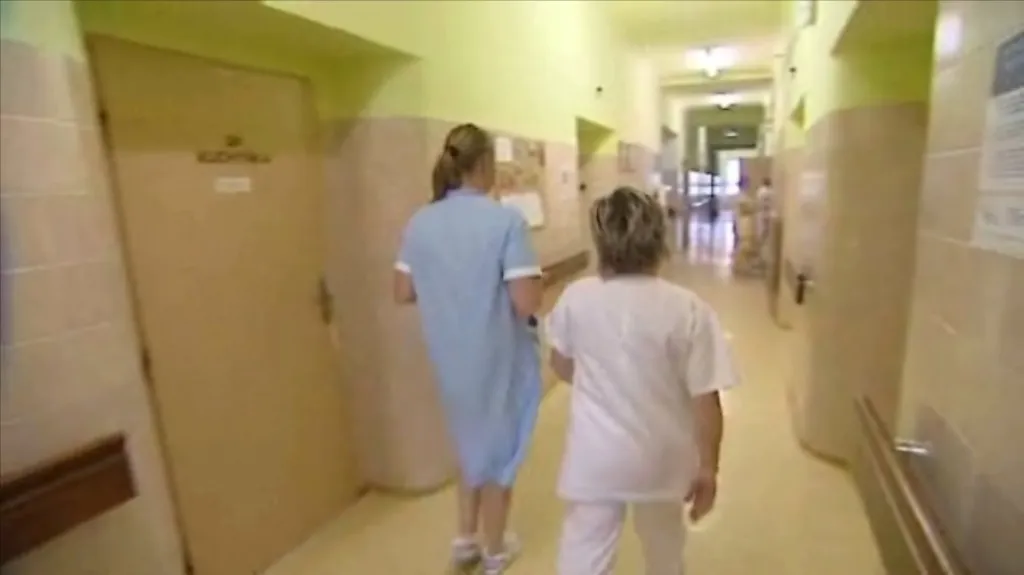 Nemocnice omezují lůžka