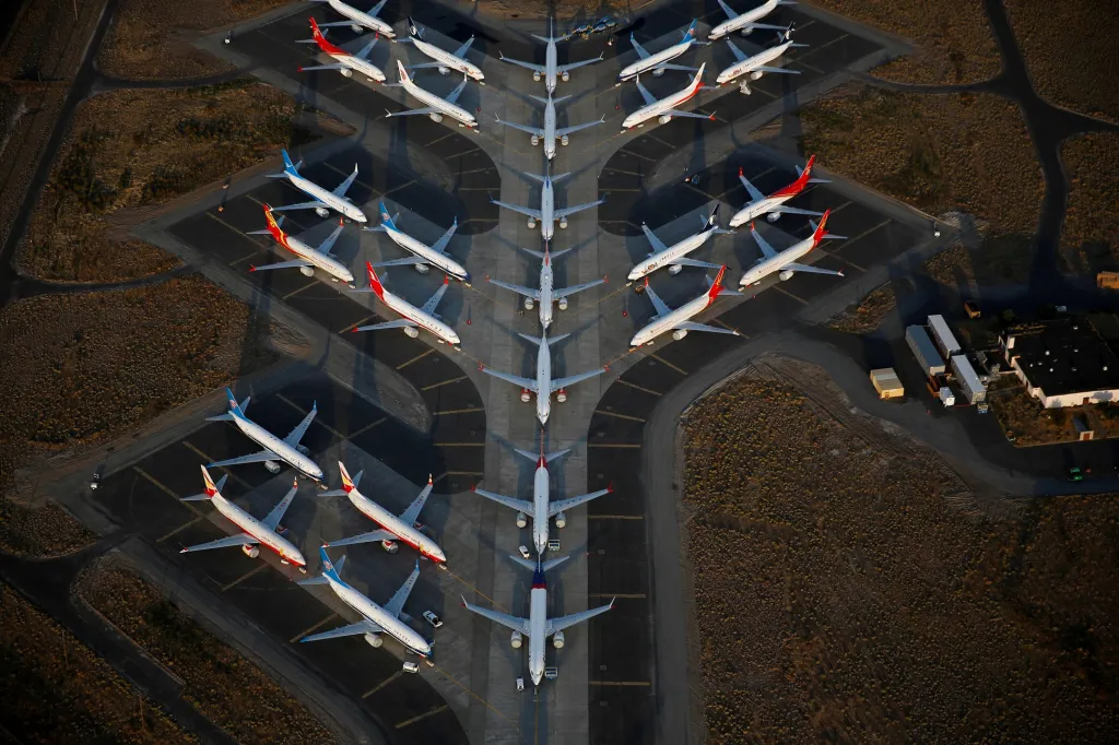 Desítky odstavených strojů Boeing 737 MAX na letišti Moses Lake v Kalifornii vytvořily ze svých kovových „těl“ téměř umělecký obraz