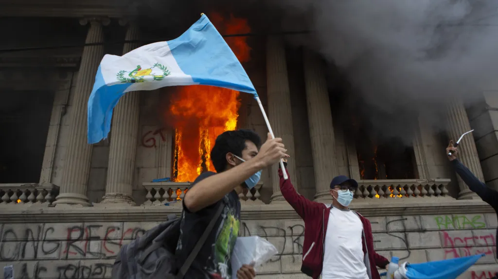 Protesty před budovou guatemalského parlamentu
