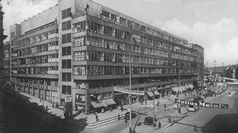 Veletržní palác na pohlednici před rokem 1941
