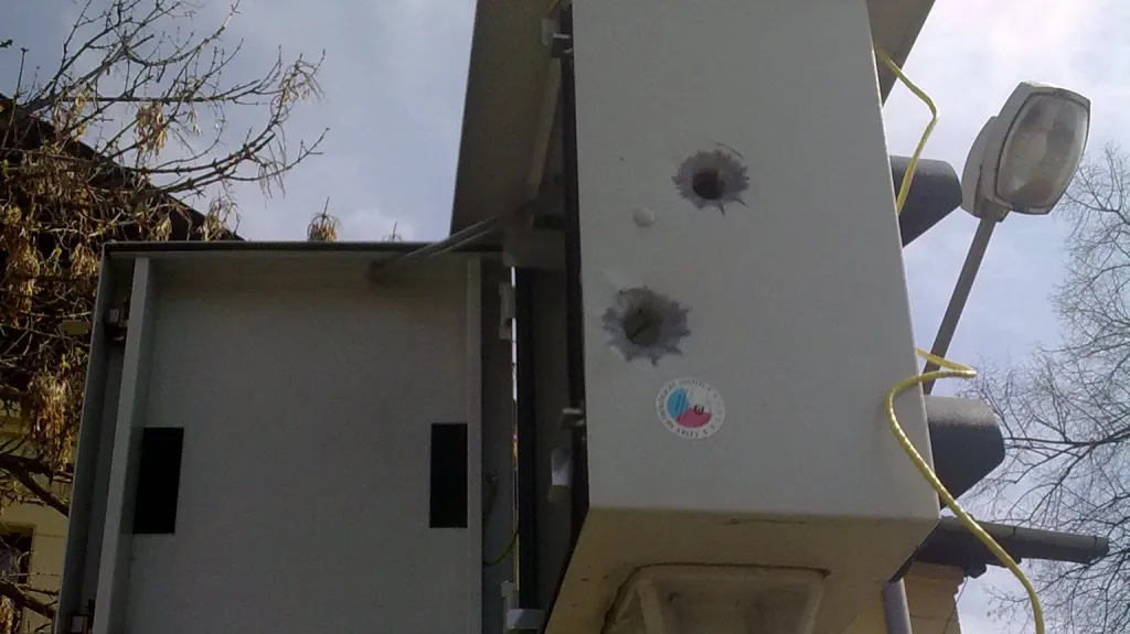 Prostřelený radar na měření rychlosti v Pohořelicích