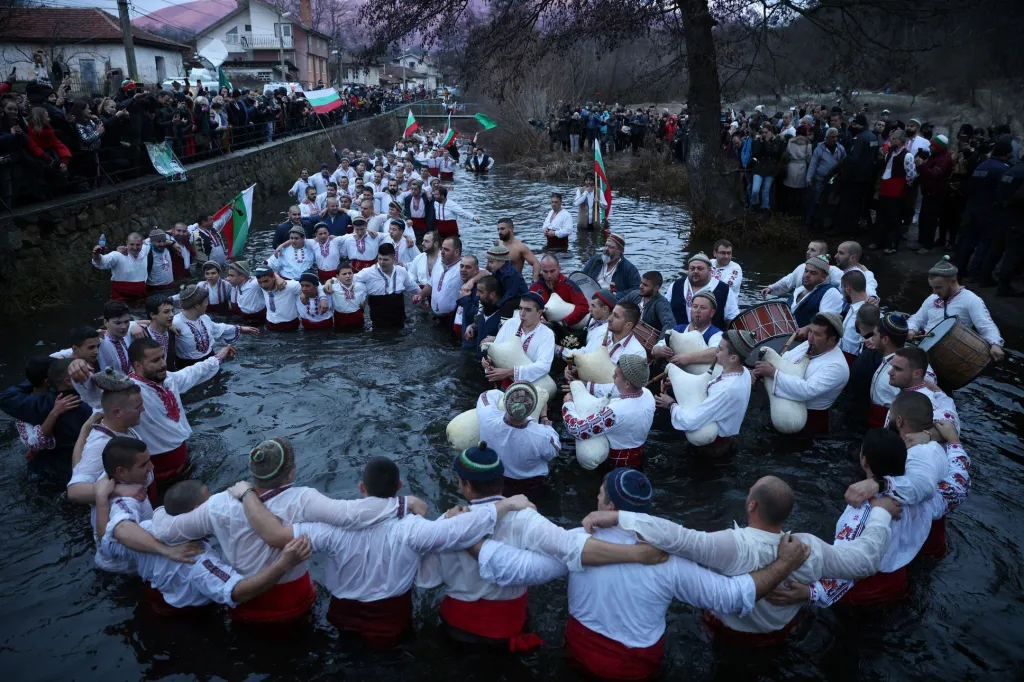 Muži v ledových vodách řeky Tundža v bulharském městě Kalofer