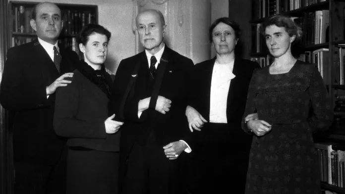 Rodina T. G. Masaryka v den abdikace 14. prosince 1935 v Praze. Zleva syn Jan Masaryk, vnučka Anna, Tomáš Garrigue Masaryk a dcery Alice a Olga Masarykovy