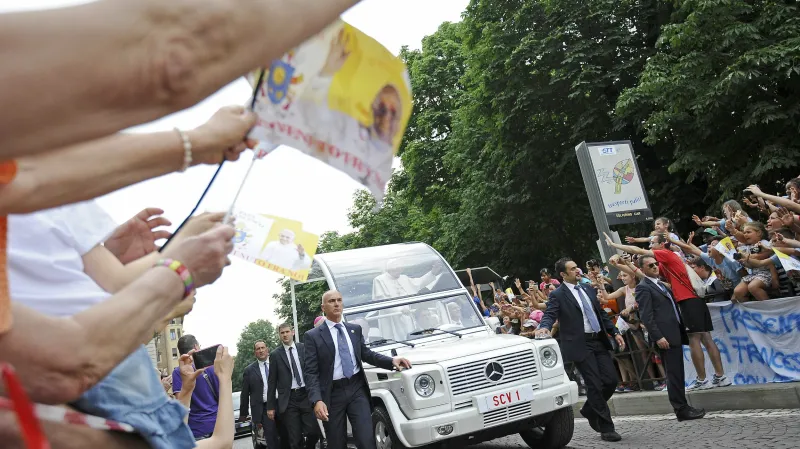 V Turíně Františka vítaly nadšené davy