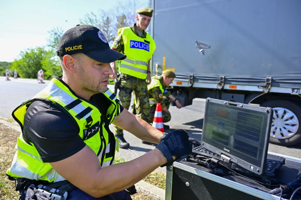 Policista u přístroje na zjišťování tlukotu srdce v rámci cvičení znovuzavedení ochrany státní hranice se Slovenskem