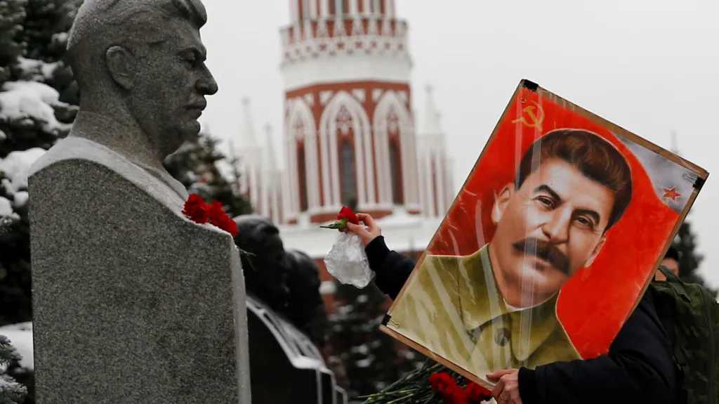 Stalinovi příznivci si v centru Moskvy každoročně v prosinci připomínají výročí jeho narození