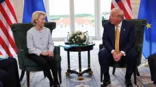 Ursula von der Leyenová a Donald Trump během schůzky ve Skotsku