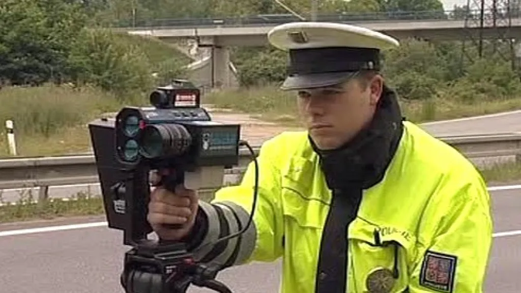 Policista měřící rychlost