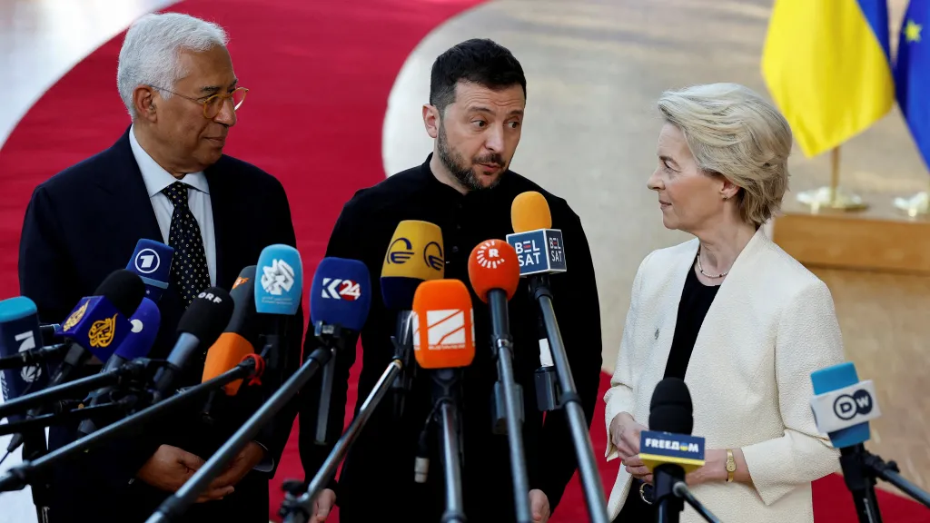 Předseda Evropské rady António Costa, ukrajinský prezident Volodymyr Zelenskyj a šéfka Evropské komise Ursula von der Leyenová