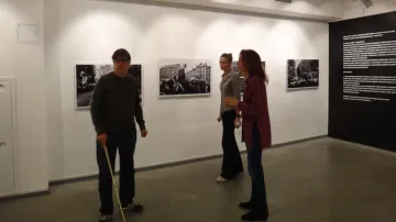 Příprava výstavy Josefa Koudelky v Moskvě