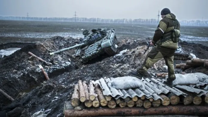Události: Den před příměřím boje na Ukrajině neustávají