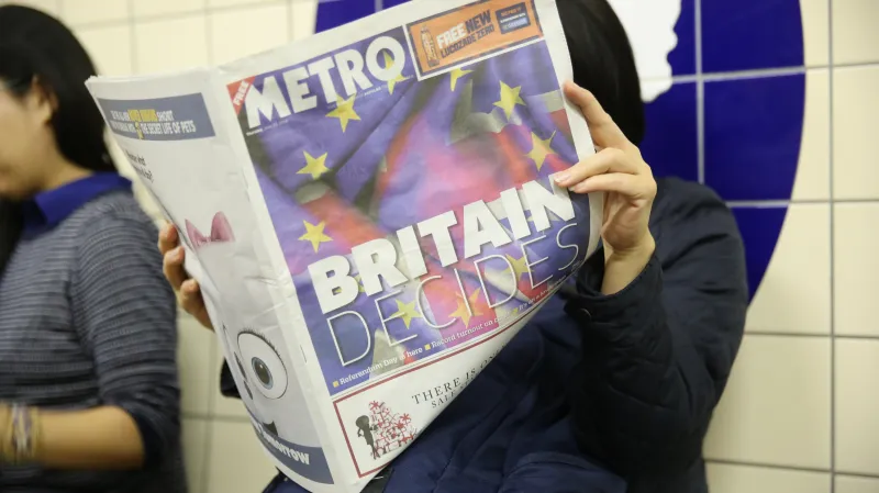 Británie se ponořila do referenda o osudu své země. Titulní strany všech domácích a mnoha světových listů otevírá Brexit.