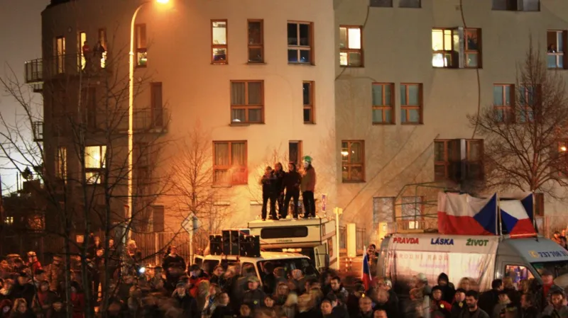 Demonstrace před budovou ČT
