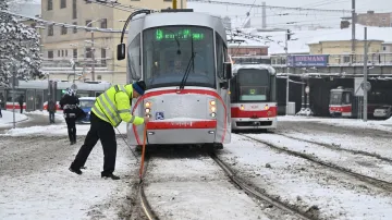 Sněžení znesnadňuje i městskou dopravu v Brně