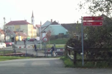 PODÍVEJTE SE: Senior riskoval hned dvakrát svůj život na přejezdu