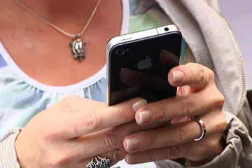 Méně SMS i hovorů, naopak objem dat na Štědrý den vzrostl v desítkách procent
