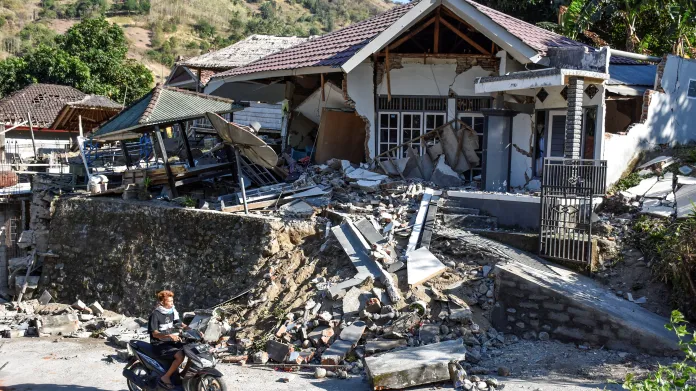 Poškozené domy na severu ostrova Lombok