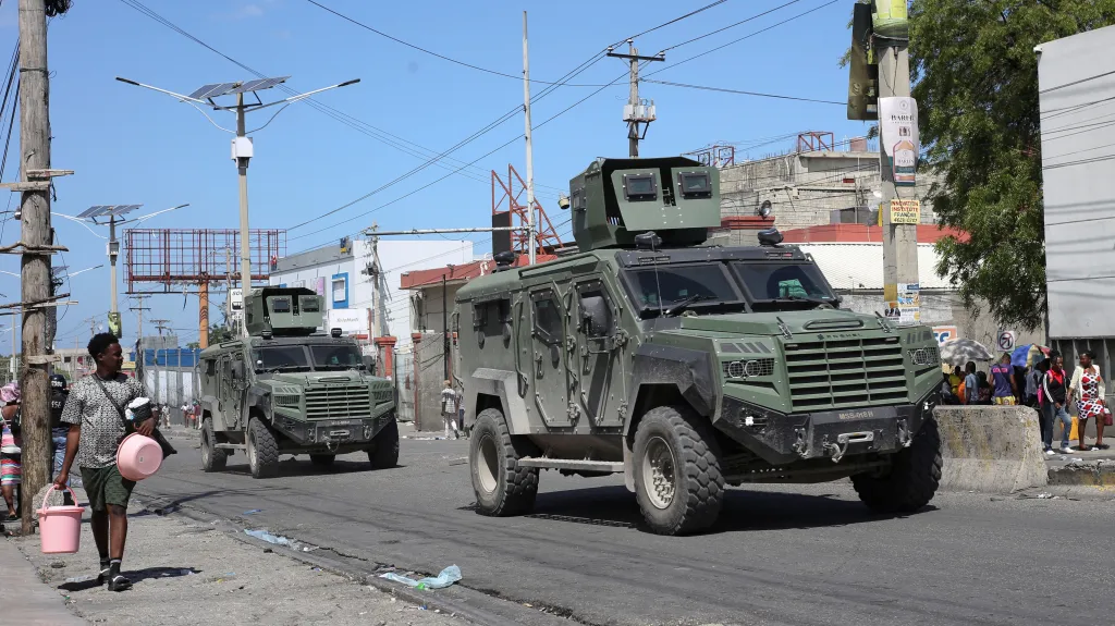 Obrněná vozidla hlídkující v Port-au-Prince