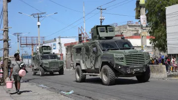 Obrněná vozidla hlídkující v Port-au-Prince