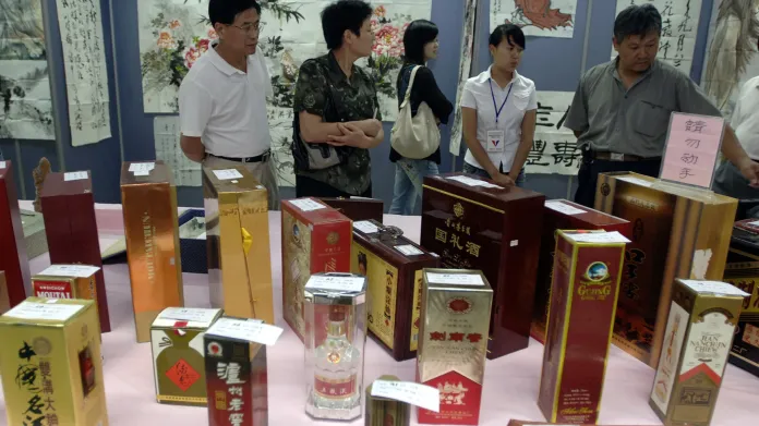 Výstava alkoholu, který byl použit jako úplatek pro vládní úředníky