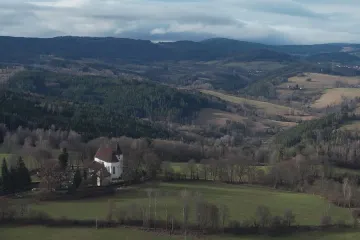 Hory jsou bez sněhu. Pravá zima zřejmě nepřijde