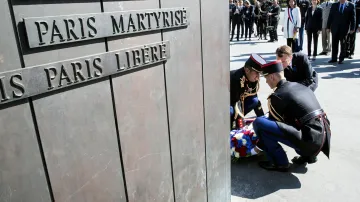 Emmanuel Macron při ceremoniálu u sochy Charlese de Gaulla v Paříži