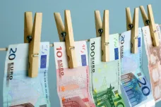 Jak hospodaří u sousedů? Zadlužené Rakousko se snaží šetřit, Poláci z rozpočtu podporují rodiny