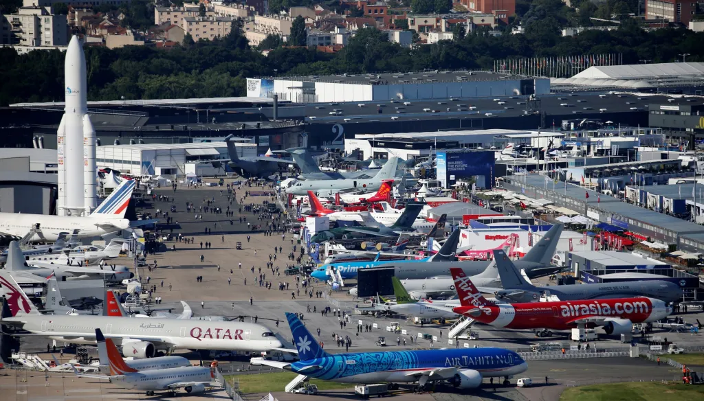 Desítky leteckých společností v areálu letiště prezentují své služby a stroje