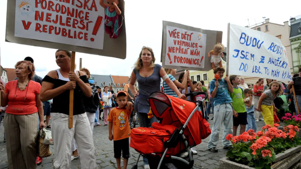 Protesty proti zrušení porodnice