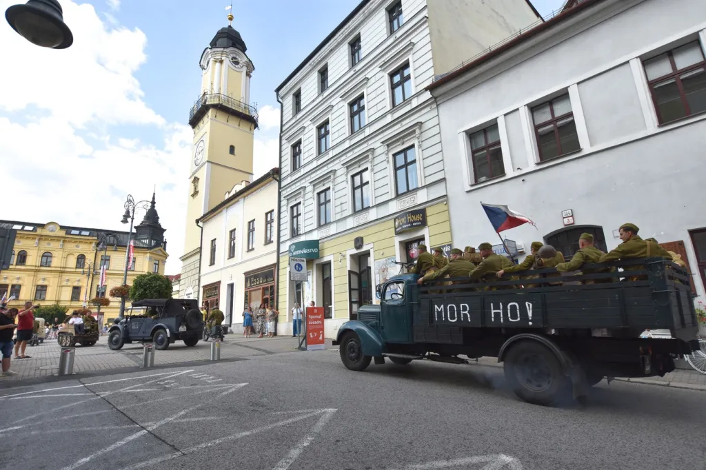 Historické vozidlo s posádkou v ulicích Banské Bystrice