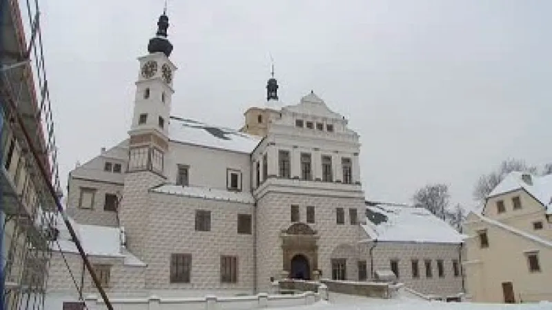 Pardubický zámek má kompletně obnovené hradby.