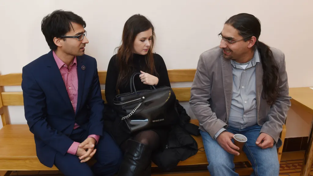 Na snímku zleva zpěvák kapely Gipsy.cz Radoslav Banga, jeho manželka Veronika a bratr Patrik Banga