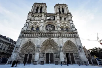 Macron navštívil Notre-Dame, slavnostně se otevře za týden