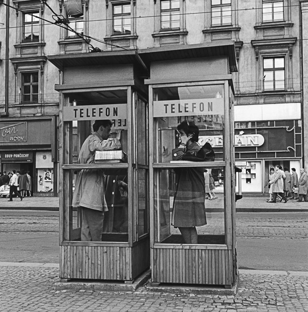 Telefonní budka se stala symbolem komunikace daleko před příchodem mobilních zařízení. Technologický zázrak ze století páry umožnil být lidem v kontaktu i pokud nevlastnili domácí telefon. Což na přelomu 19. a 20. století bylo spíše vyjímkou
