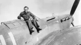 Zdeněk Škarvada se svým strojem Hurricane, RAF Dyce, Aberdeen, 1941