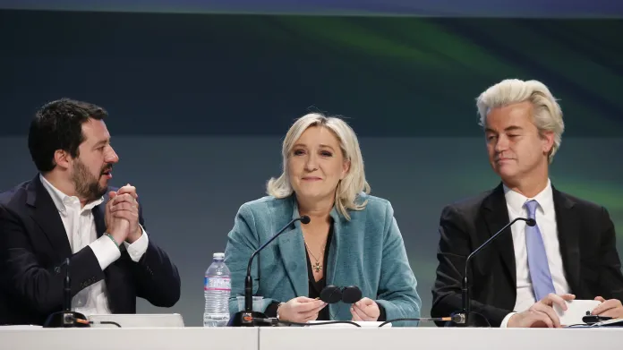 Matteo Salvini (vlevo), Marine Le Penová a Geert Wilders jsou potěšeni Hoferovým úspěchem