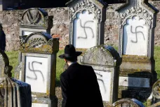 Stovku židovských hrobů hyzdí hákové kříže. Francie zřídí speciální policii pro boj s nenávistí