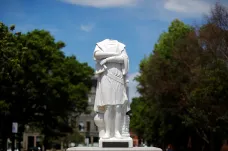 Demonstranti v Bostonu popravili sochu Kolumba. Druhou ve Virginii hodili do vody