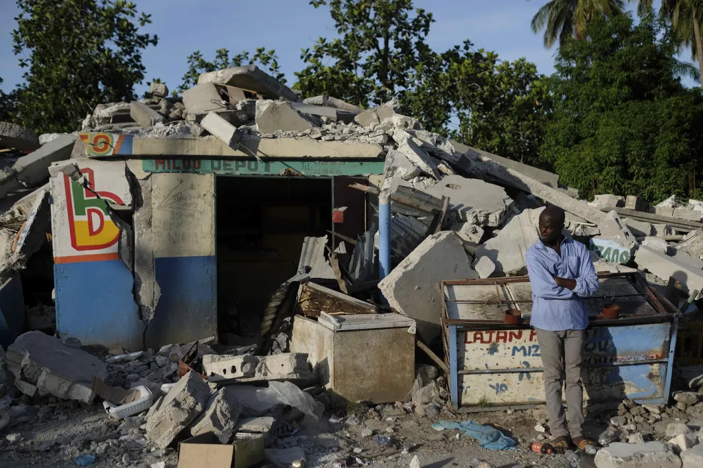 Následky zemětřesení na Haiti, které postihlo jih země, může zkomplikovat příchozí tropická bouře. Fotografie ukazují situaci ve městech Les Cayes a Saint-Louis-du-Sud