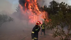 Hasiči likvidují požár v chorvatském Bratiskovci