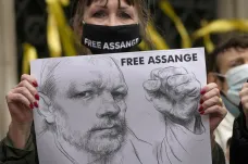 Assange by si mohl trest odpykat v Austrálii, slibují Američané. Začalo slyšení o jeho vydání