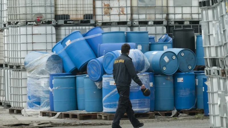 Areál firmy Morávia-Chem v Hrobicích na Zlínsku, kde ze skrytých podzemních nádrží odčerpávali hasiči nezdaněný alkohol.