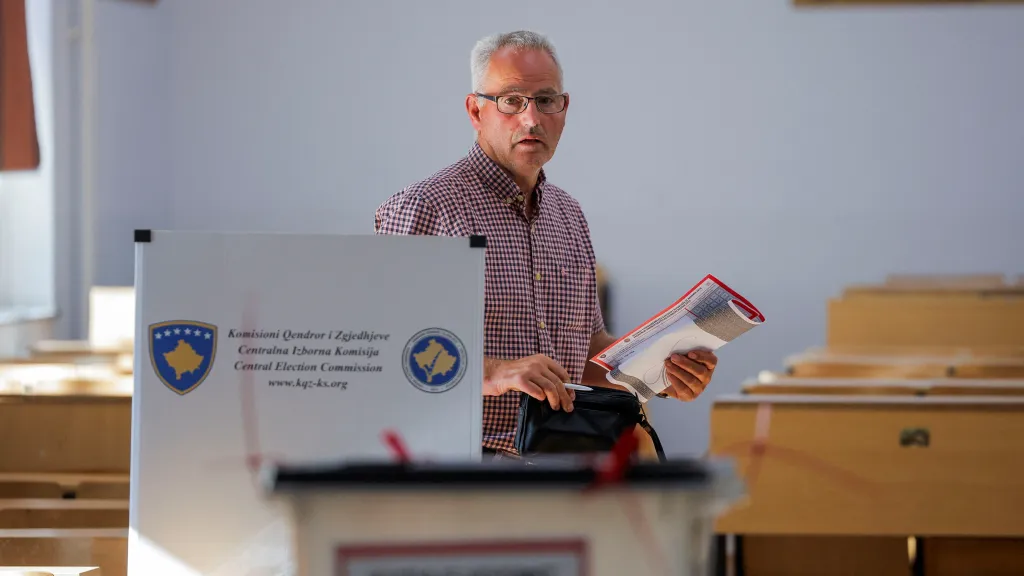 Volební místnost v Kosovu