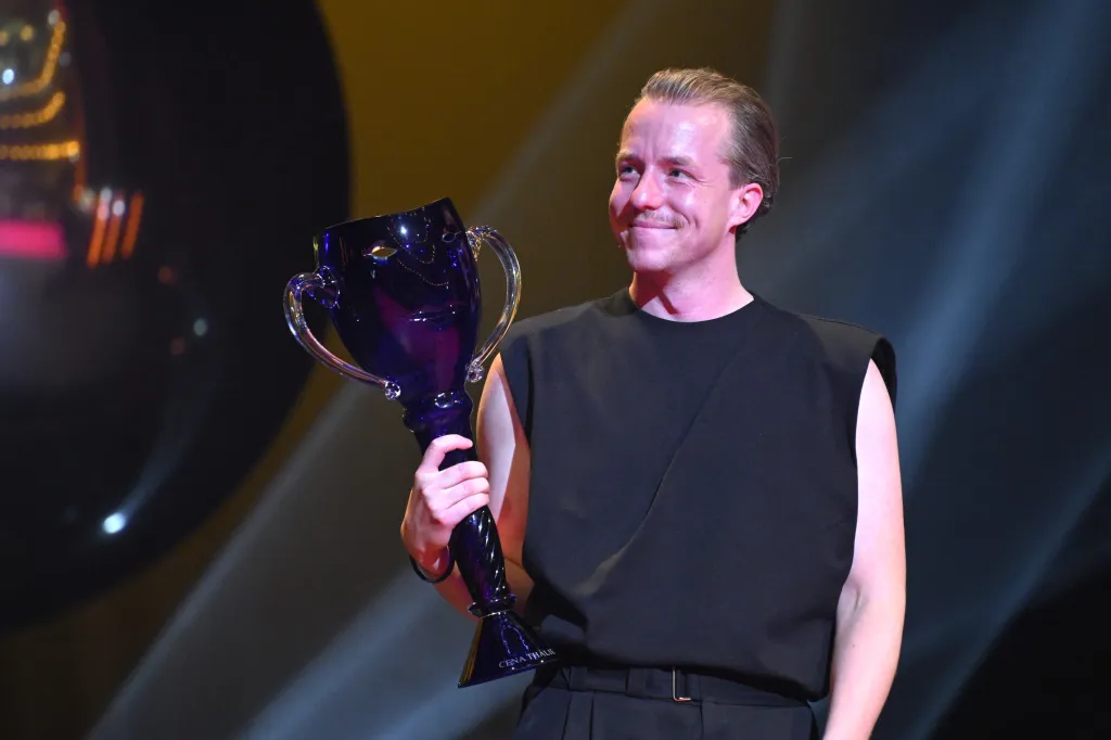 Viktor Zavadil převzal Cenu Thálie pro mladého umělce do 33 let v oboru činohra. Při převzetí ocenění uvedl, že na prknech Národního divadla stojí poprvé. Poděkoval mimo jiné Činohernímu klubu v Praze, kde má teď angažmá