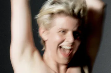 Nová alba: Nabroušená Suzi Quatro, přímočará Robyn a kritická Martinezová