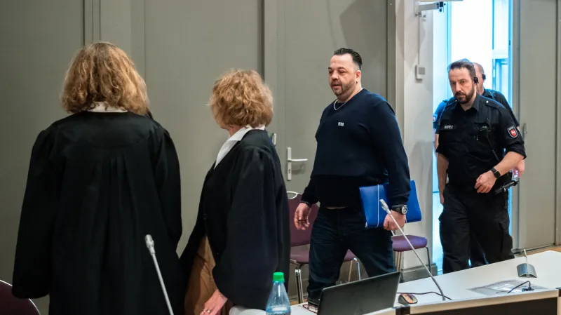 Niels Högel přichází k soudu